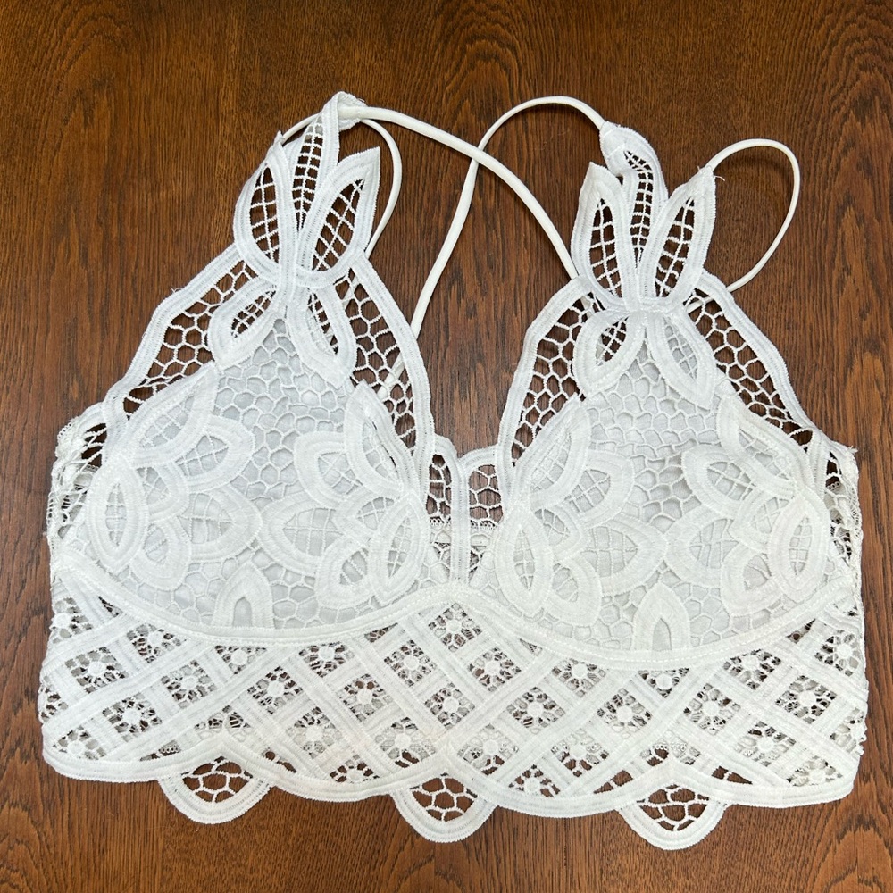 Gorgeous lacy white camisole, Lg. Lined cups w/option to insert pads, not incl.